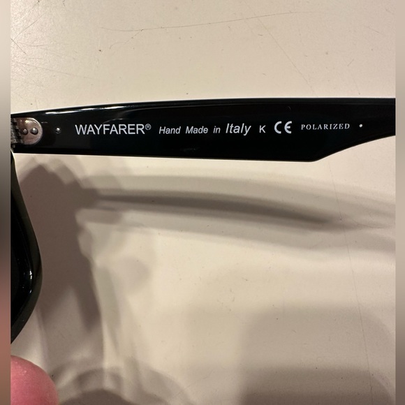 Ray-Ban Original Wayfarer Classic in Polished Black, Green lenses, Polarized - Picture 4 of 6